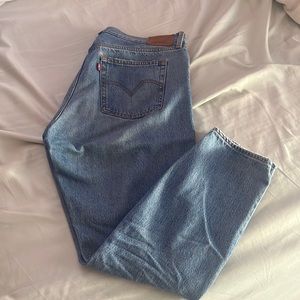 LEVI WEDGIE DISTRESSED JEANS